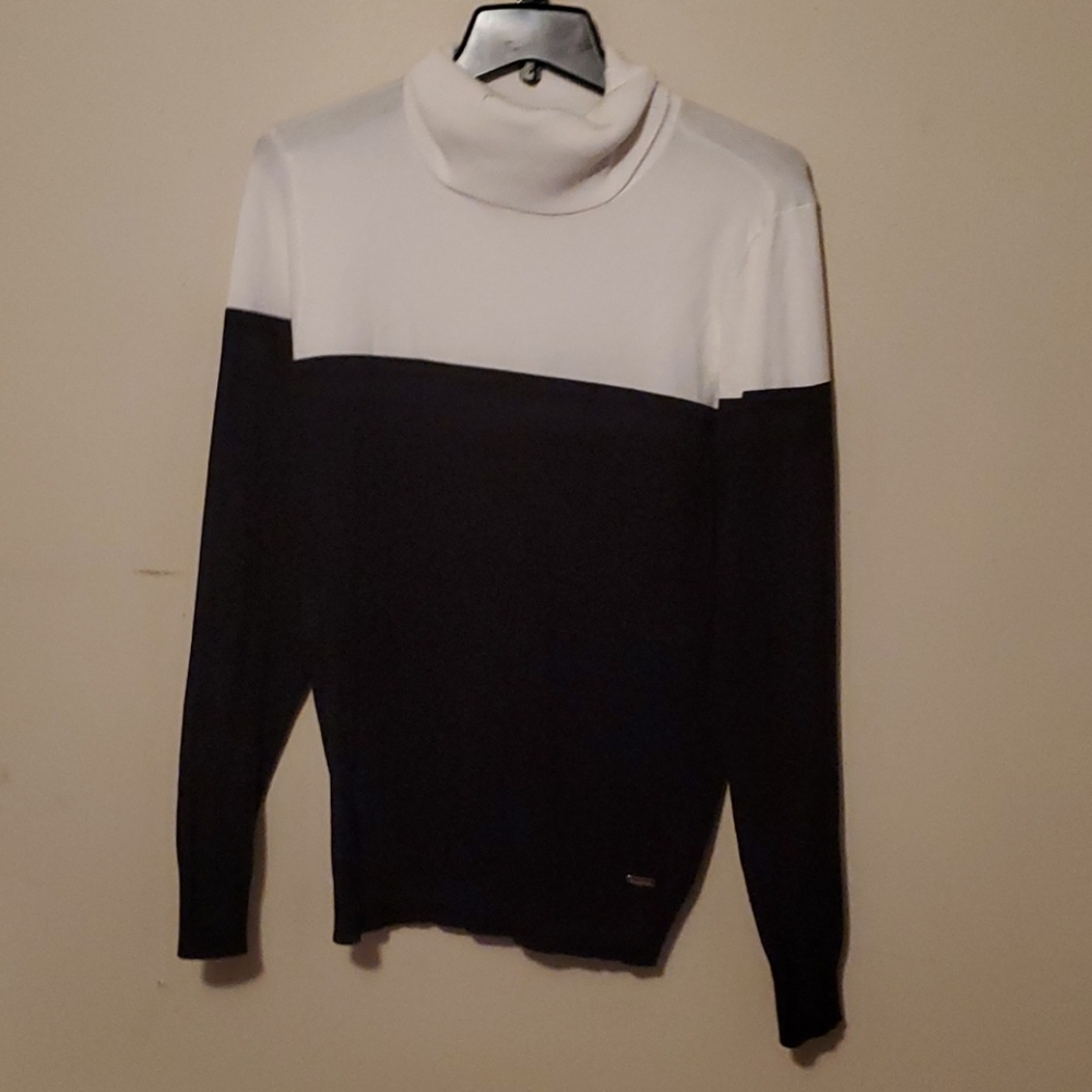 Long sleeve cuffed neck